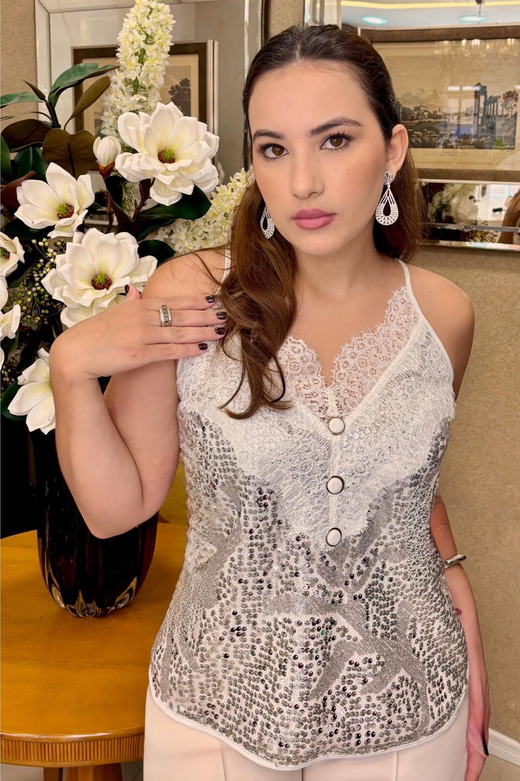 Blusa de crepe com renda e paetê