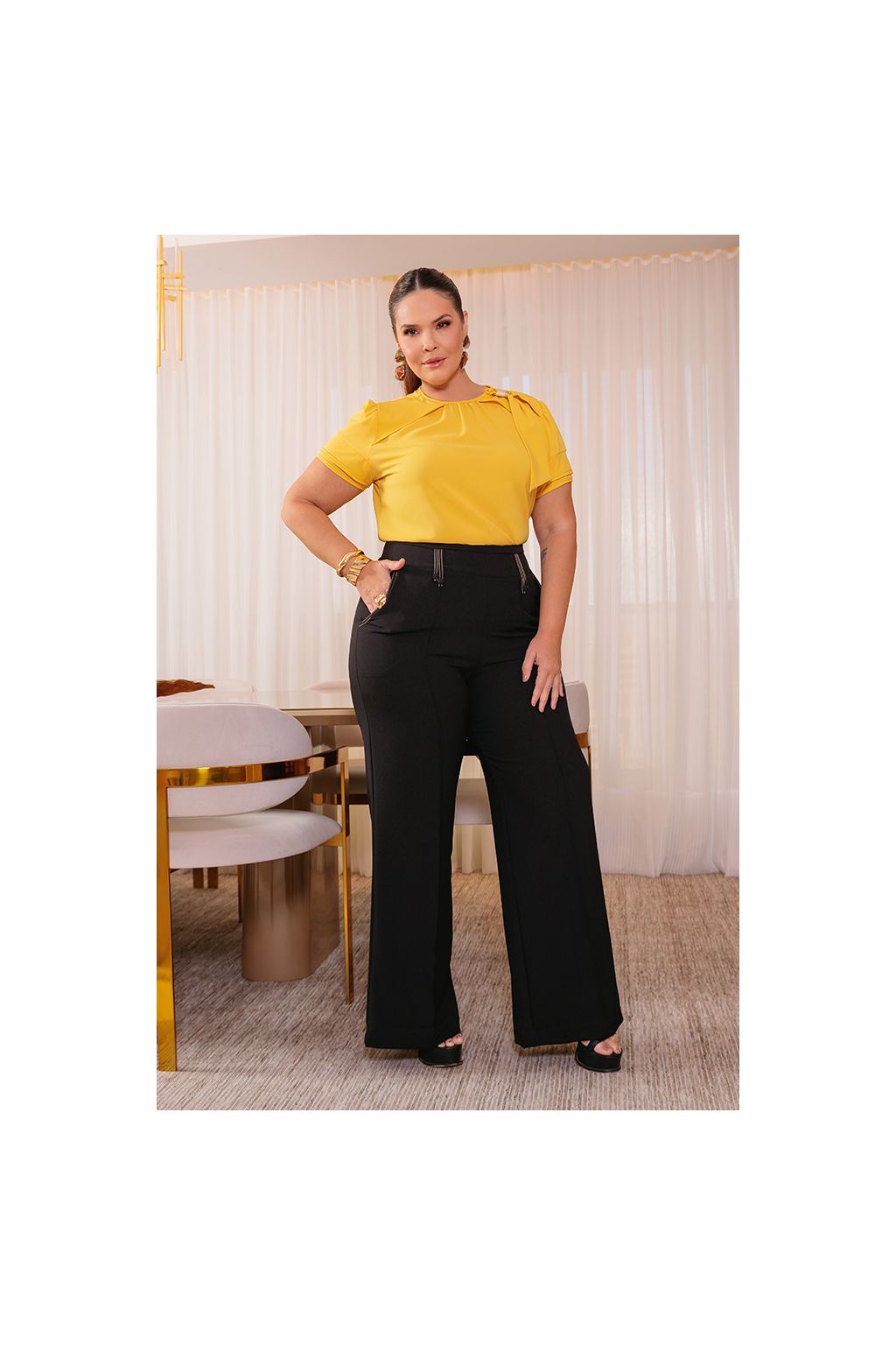 Blusa de crepe com aplicação