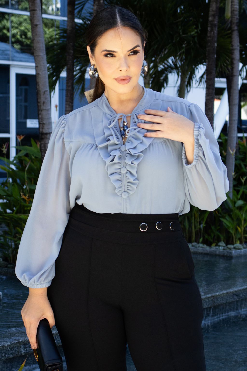Blusa de Crepe com Decote V e Gola Alta com Amarrações 