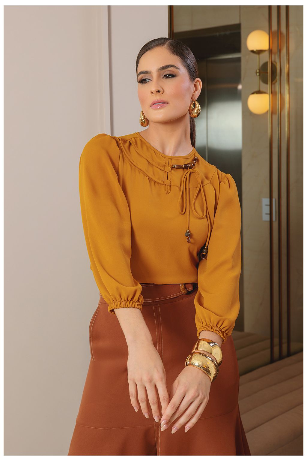 Blusa de Crepe com Aplicações Laterais e Ponteiras Bordadas