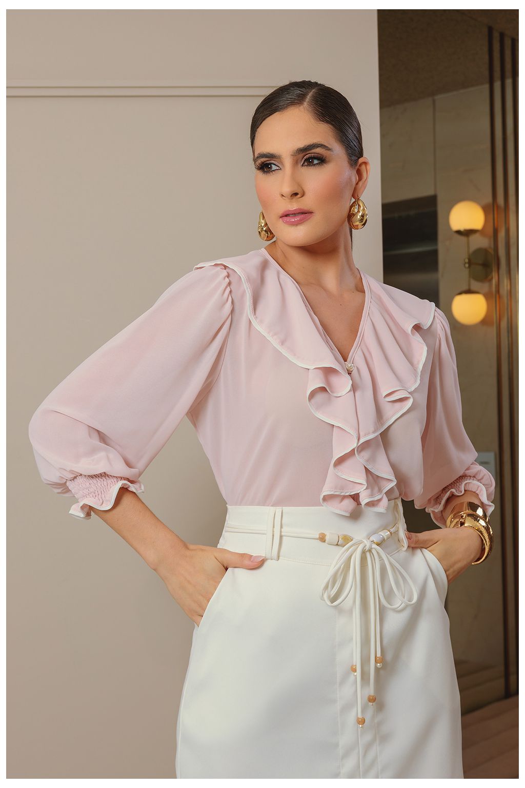 Blusa de Crepe com Jabour, Frisos e Botões Bordados com Pérolas