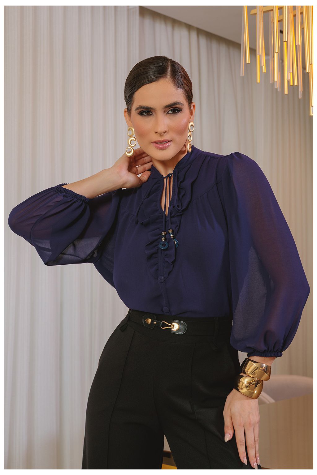 Blusa de Crepe com Decote V e Gola Alta com Amarrações
