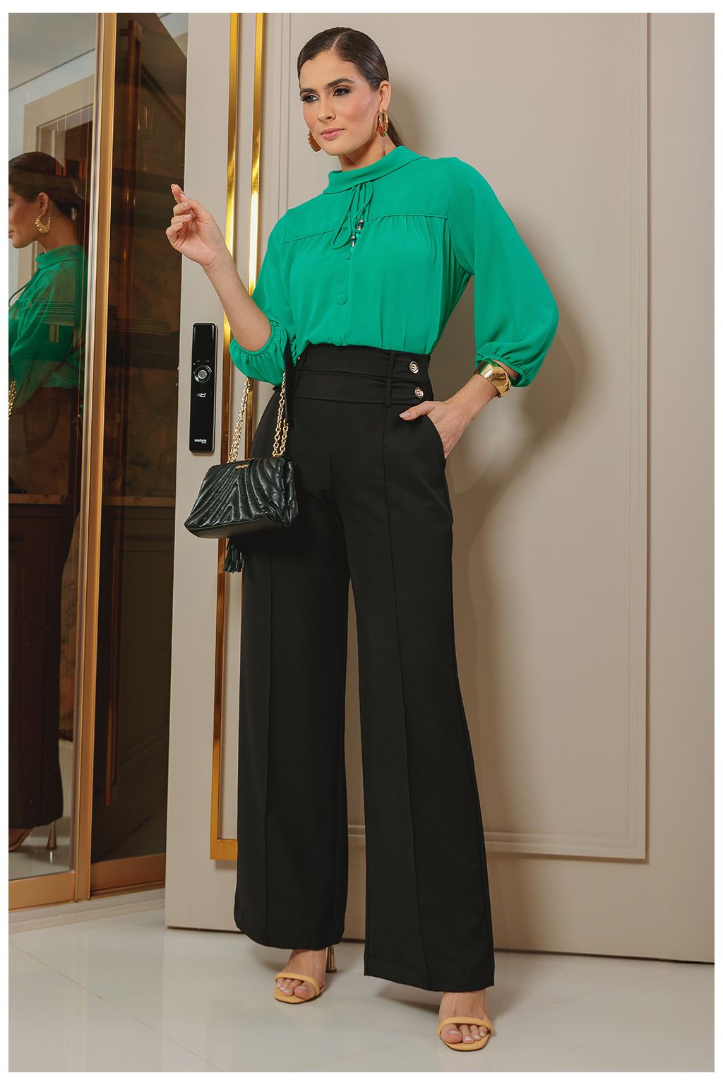 Blusa de Crepe Verde com Gola Alta e Botões Cobertos