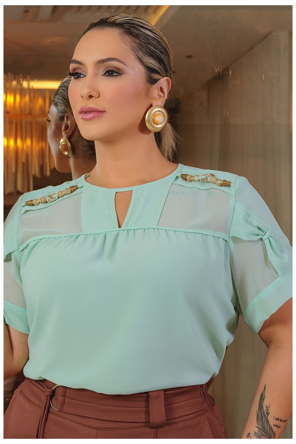 Blusa de Crepe com Pedrarias e Ferragens nos Ombros
