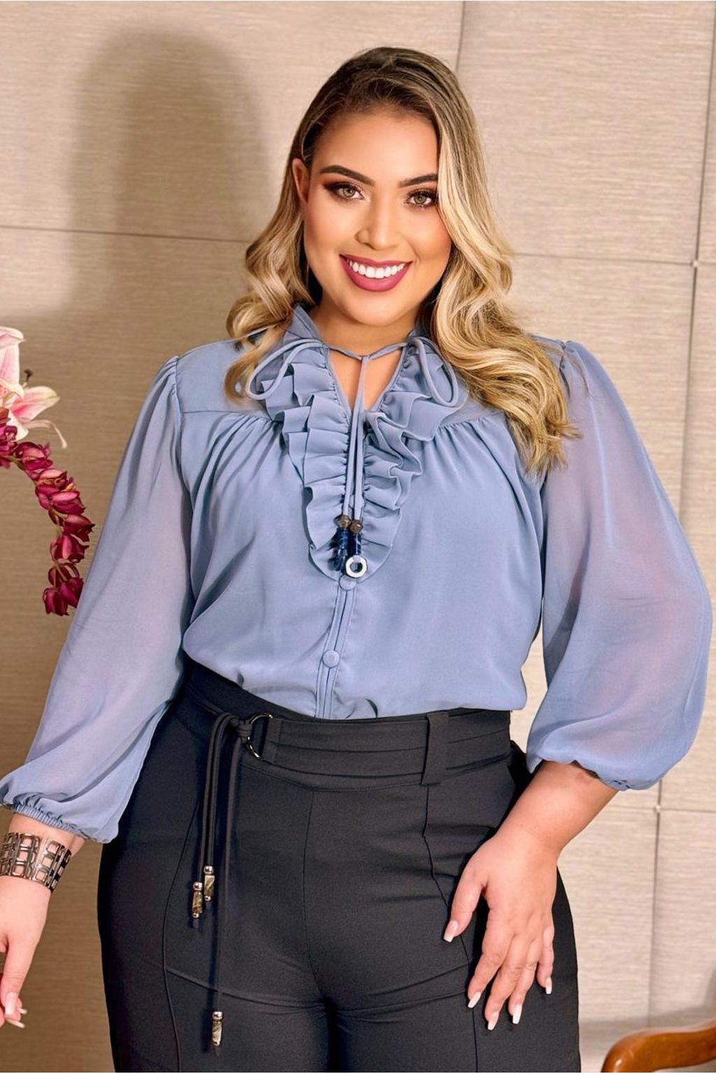 Blusa de Crepe com Decote V e Gola Alta com Amarrações 