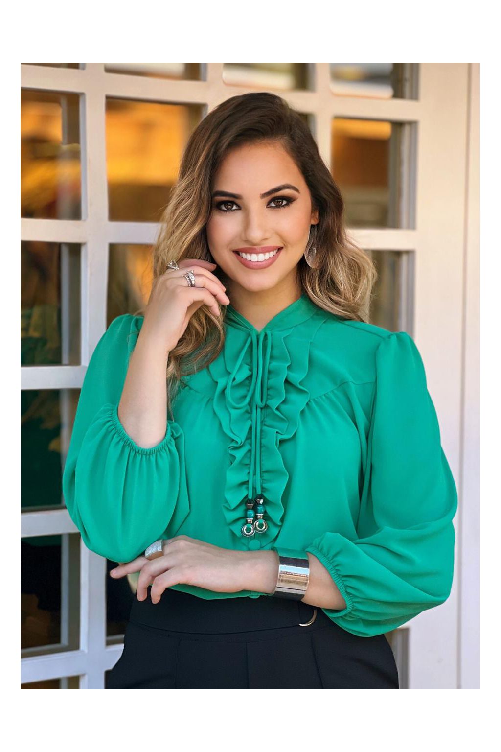 Blusa de Crepe com Decote V e Gola Alta com Amarrações 