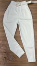 Calça Cenoura Off White com Cinto