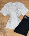 Blusa T-shirt com Broche Cinza Claro