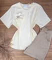 Blusa T-shirt com Broche Amarelo Manteiga