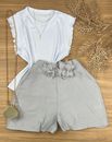 Short Alfaiataria Com Cinto de Flor Cinza Claro