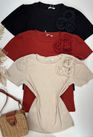 Blusa Canelada Com Aplicação de Flor Bege Manga Curta 