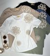 Blusa T-shirt Bordada de Flor em Crochê Branca
