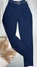Calça Cenoura Com Cinto Encapado Azul Marinho
