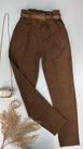 Calça Cenoura Com Cinto Encapado Marrom