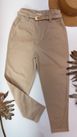 Calça Cenoura com Cinto Dourado Bege Clara
