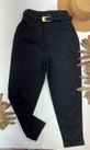Calça Cenoura com Cinto Dourado Preta