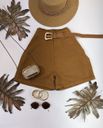 Short Cenoura Com Cinto Bolinhas Douradas Marrom Claro 