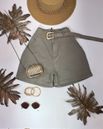 Short Cenoura Com Cinto Bolinhas Douradas Cinza 