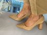 Scarpin Emma Salto Oval Couro Nobuck Bege Toffee