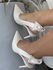 Scarpin Slingback Lace Studs Prata Salto Fino Couro Off White 