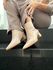 Bota Classic Bico Fino Salto Bloco Couro Bege 