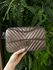 Bolsa Kiara Média Chevron Couro Metalizado Ácia com Ferragens Grafite 