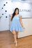 Vestido Josy Curto em Crepe Seda Azul Bebê | Babados e Cinto Ajustável Delicadeza e Sofisticação do 36 ao 44
