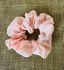 SCRUNCHIE - QUADRICULADA - COR ROSA - CANDY COLOR 