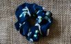 SCRUNCHIE - FLORAL - FUNDO AZUL MARINHO 