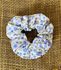 SCRUNCHIE - FLORAL - TONS DE ROXO E VERDE 