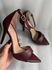Sandália Gisele Marsala salto fino 10cm bico folha 