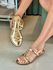Sandália Rasteira Dourada com Tiras Finas e Maxi Tachinhas