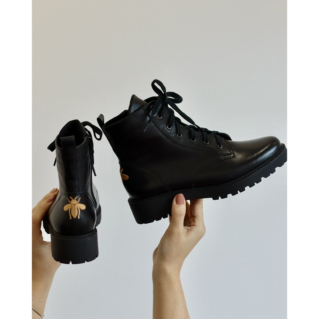 COTURNO BETINA COURO PRETO ABELHA BORDADA - ETC. shoes