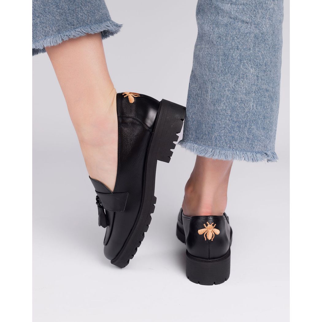 MOCASSIM TRATORADO BETINA COURO PRETO ABELHA BORDA... - ETC. shoes