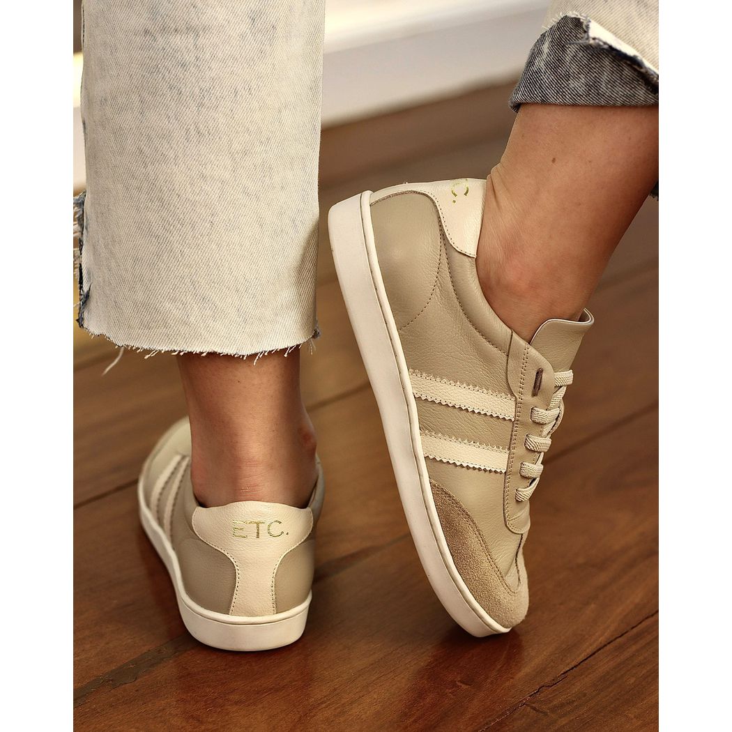 TÊNIS ETC. DE COURO BEGE COM LISTRAS BRANCAS - Edi... - ETC. shoes