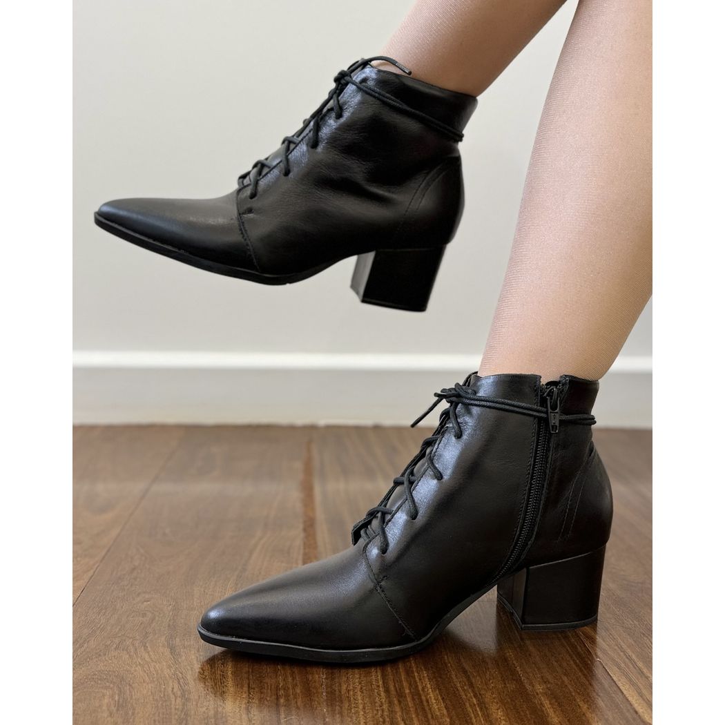 BOTA DRICA EM COURO PRETO COM SALTO BLOCO, CANO BA... - ETC. shoes