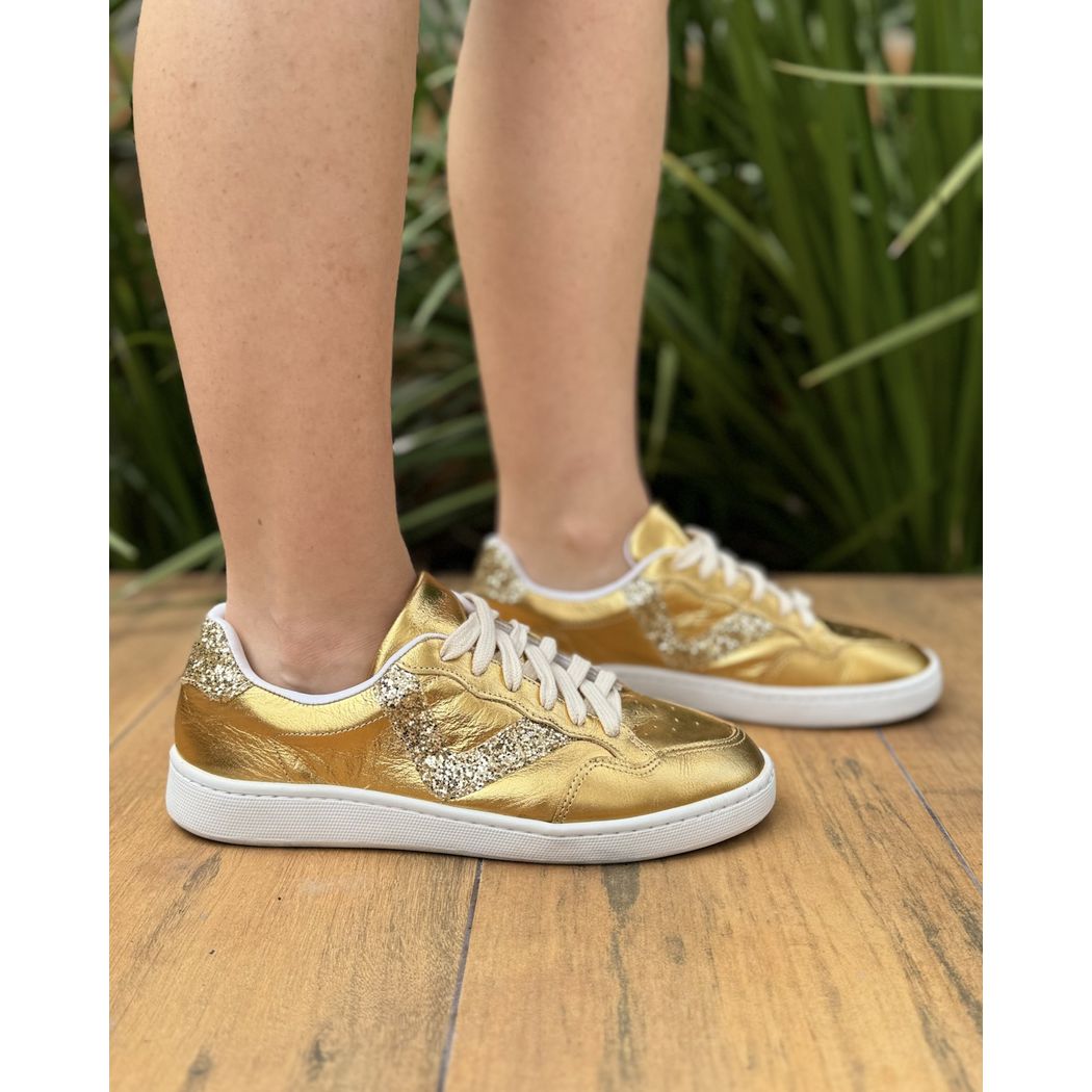 TÊNIS CACÁ EM COURO DOURADO COM DETALHE BROCADO - ETC. shoes