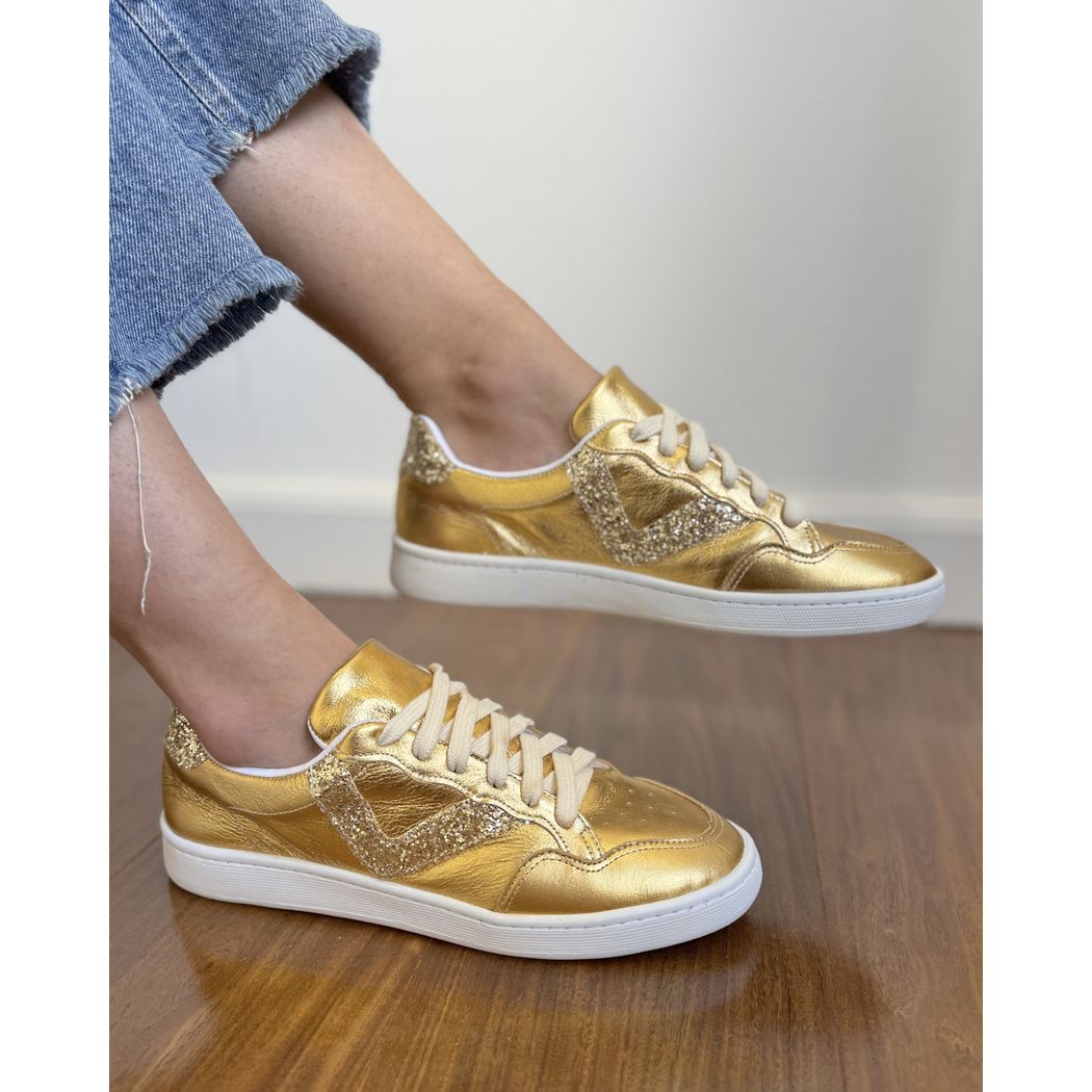 TÊNIS CACÁ EM COURO DOURADO COM DETALHE BROCADO - ETC. shoes