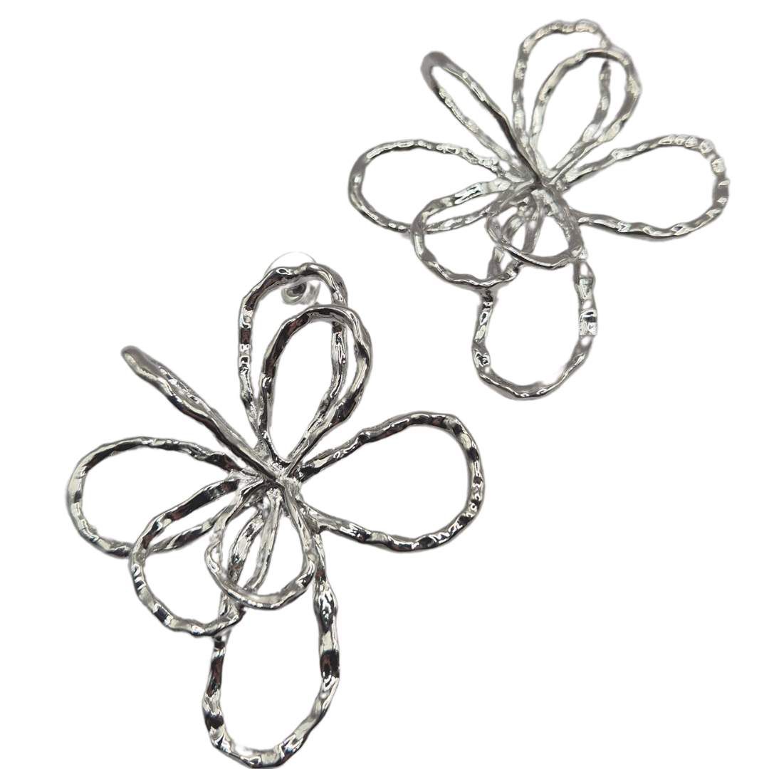 Brinco Feminino Flor Vazada Pr... - SOBERANA