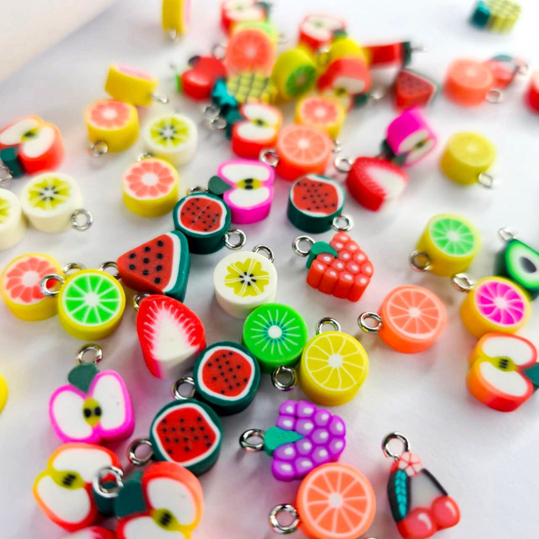 PINGENTE FRUTAS 10MM EMBORRACHADO - 7 Unidades Sor... - METALVALE BIJU