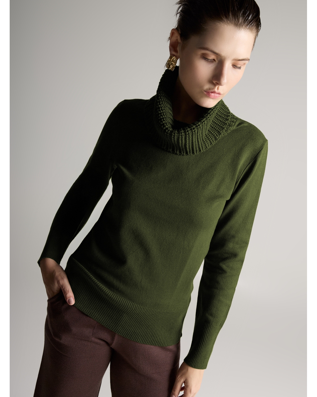 Blusa Gola Ponto Pérola Verde Militar - Maria Pavan