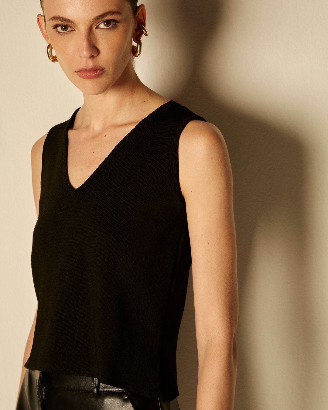 Blusa Básica Decote v Regata Preto - Maria Pavan