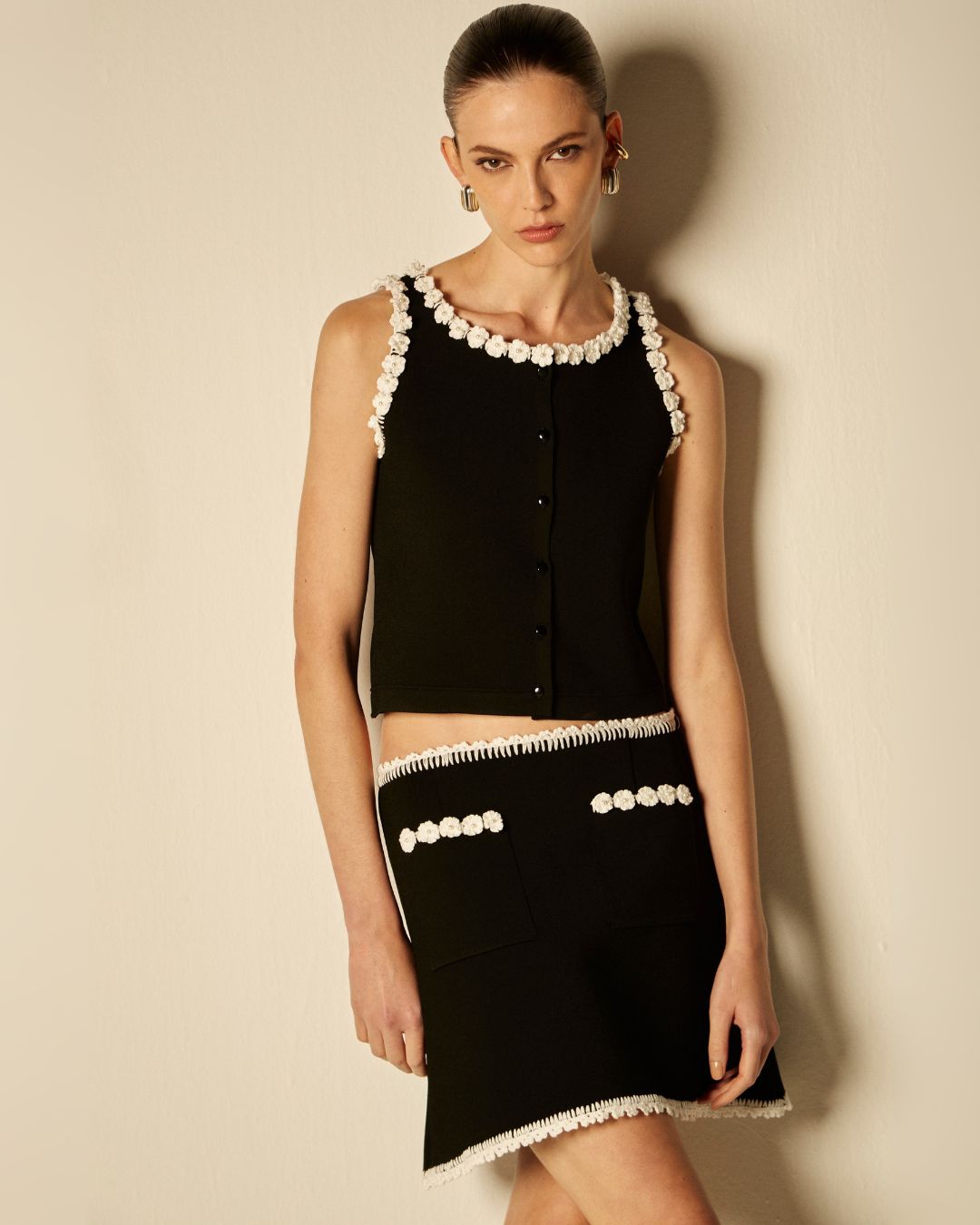 Saia Camomila Crochet Preto e Branco - Maria Pavan