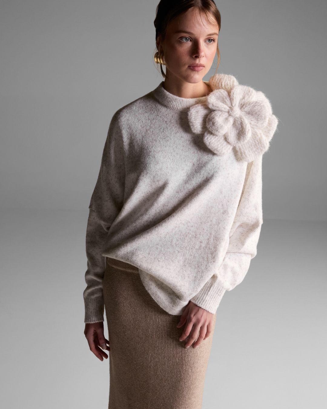 Pull Amplo Com Broche Vita Off White - Maria Pavan