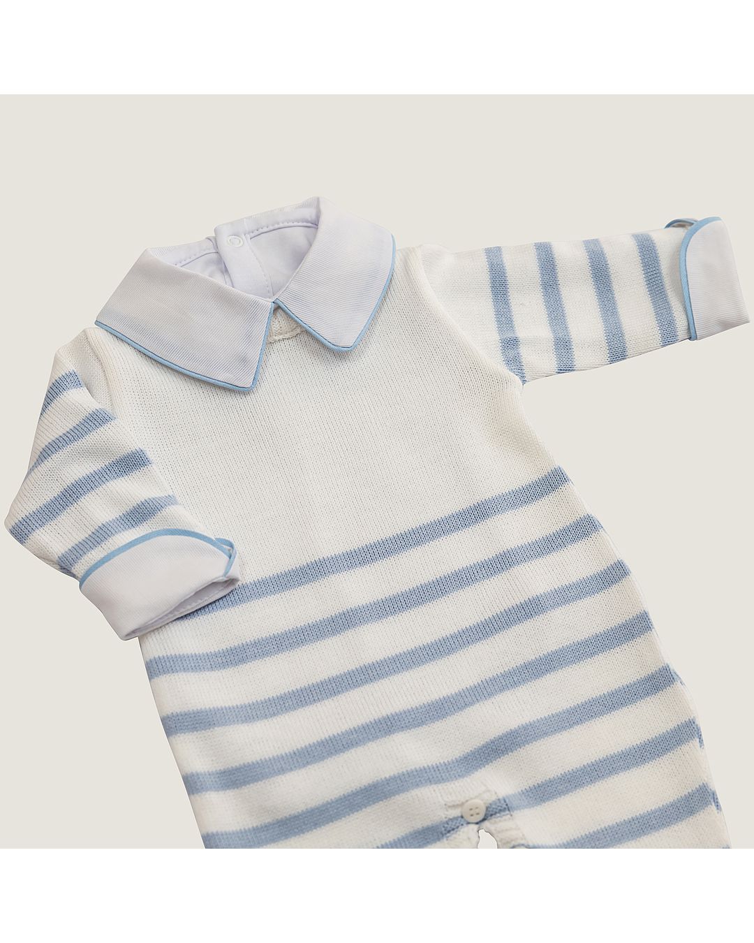 Macacão Artur Branco com Azul Bebê. 