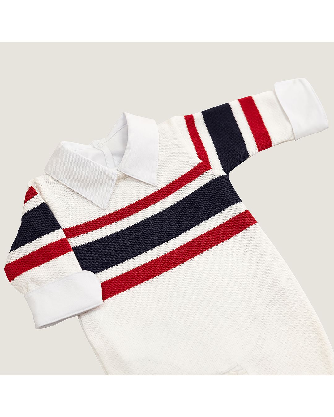 Macacão Lucas Branco com Azul Marinho e Vermelho.