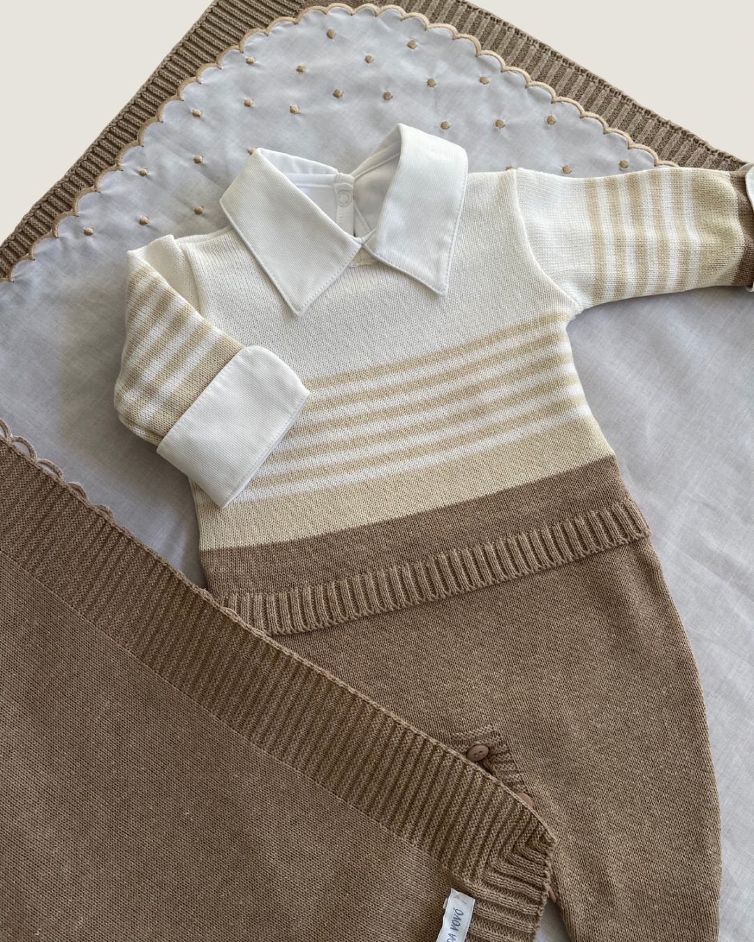 Saída Maternidade Pedro Off White com Castor e Ninive