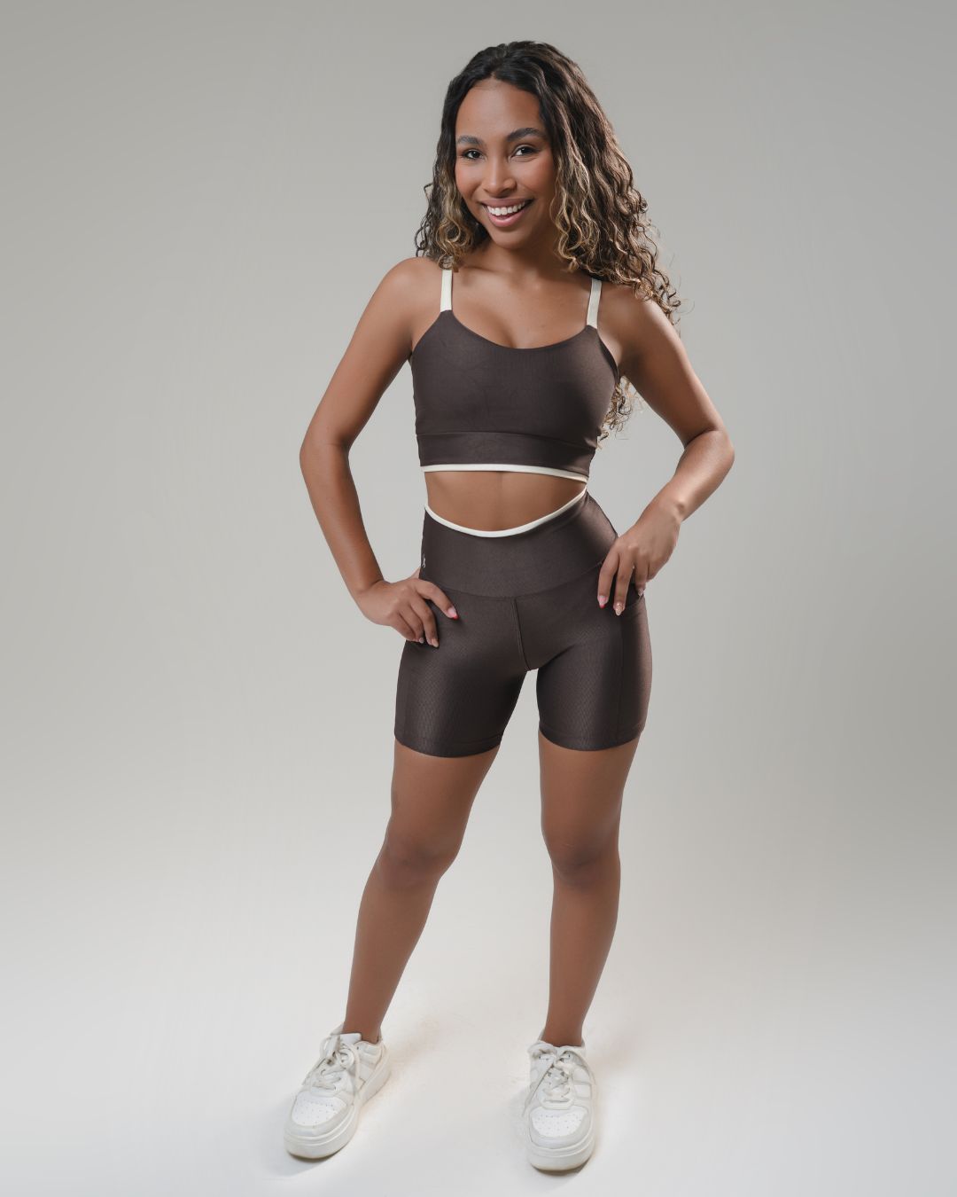 Conjunto Short e Top Fitness Laura Duo Coffe com o... - Wemove Run