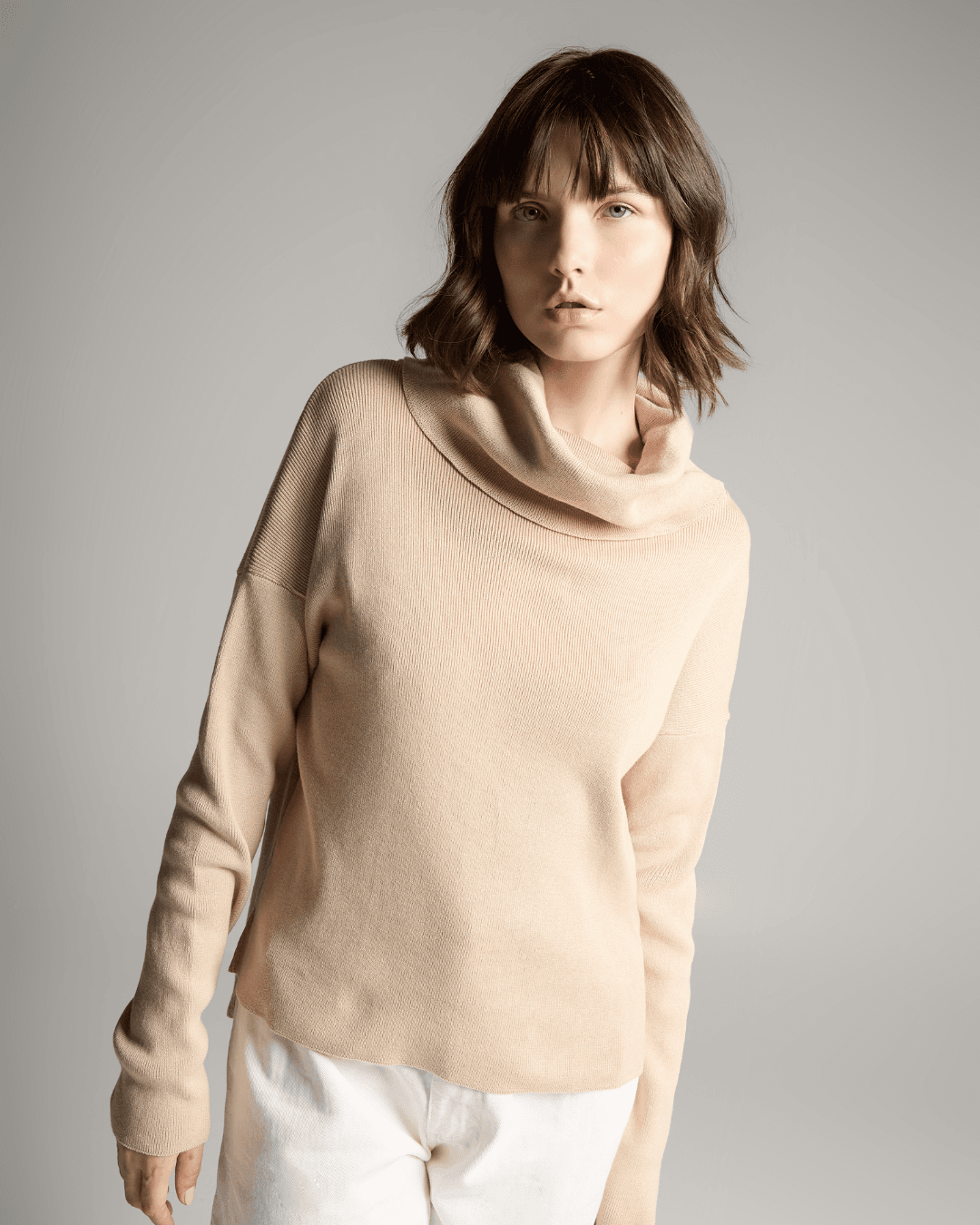 Blusa Box Gola Alta Bege - Maria Pavan