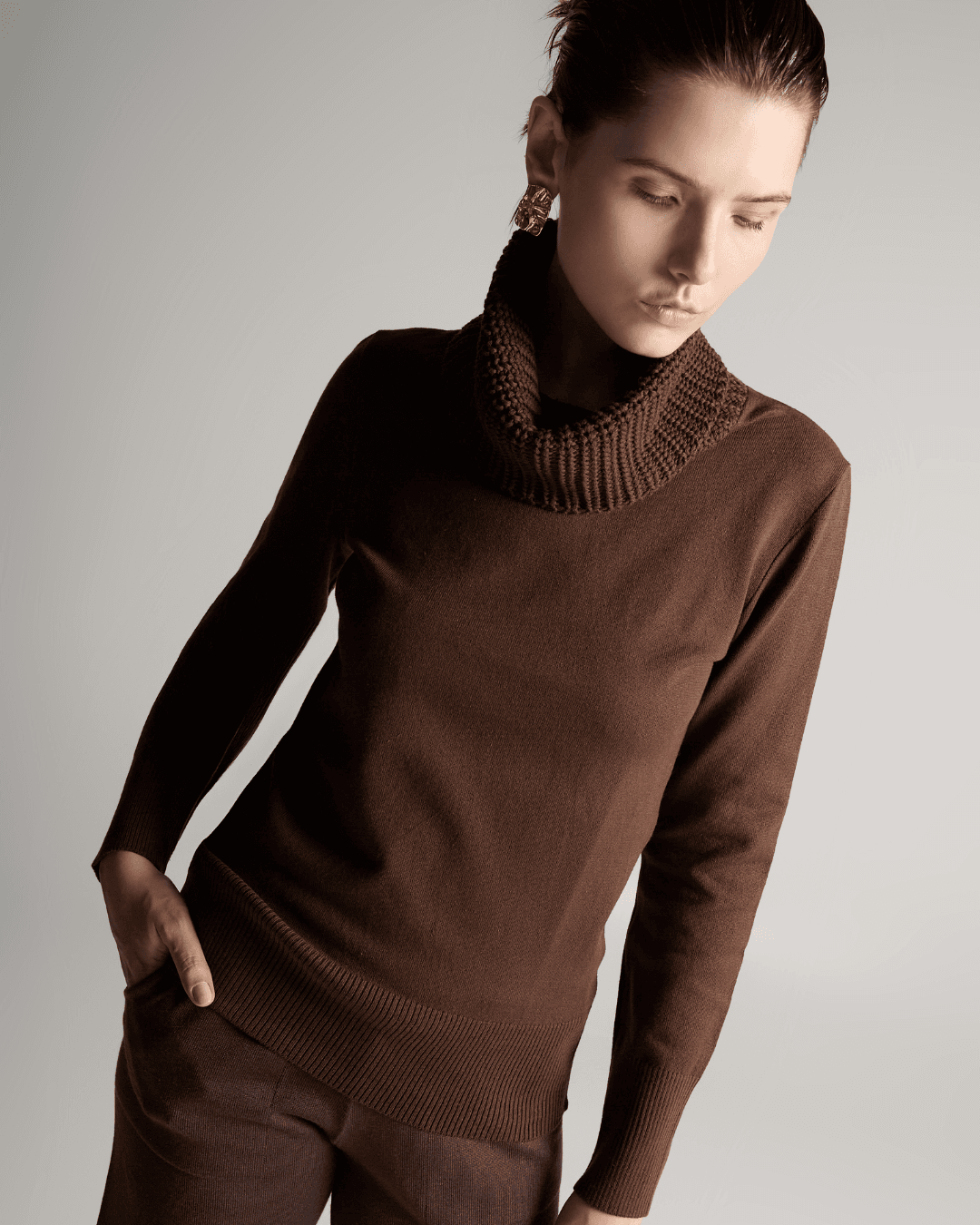 Blusa Básica ponto Pérola Marrom Terra - Maria Pavan